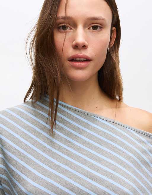 Bershka - T-shirt a maniche corte blu denim con stampa asimmetrica, 2 di 6