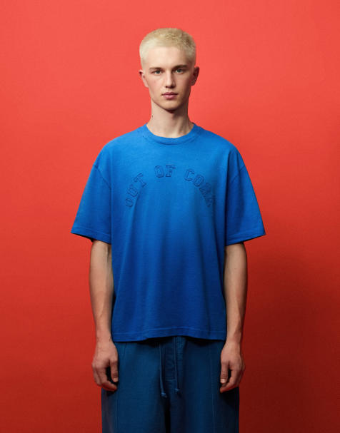 Bershka T-shirt a maniche corte con patch Out of Core in blu denim - view 1