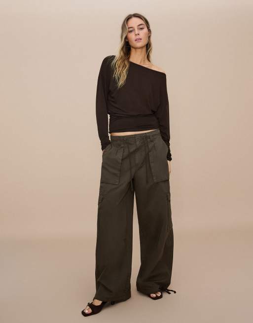 Bershka t-shirt a maniche lunghe con scollo asimmetrico marrone, 4 di 5