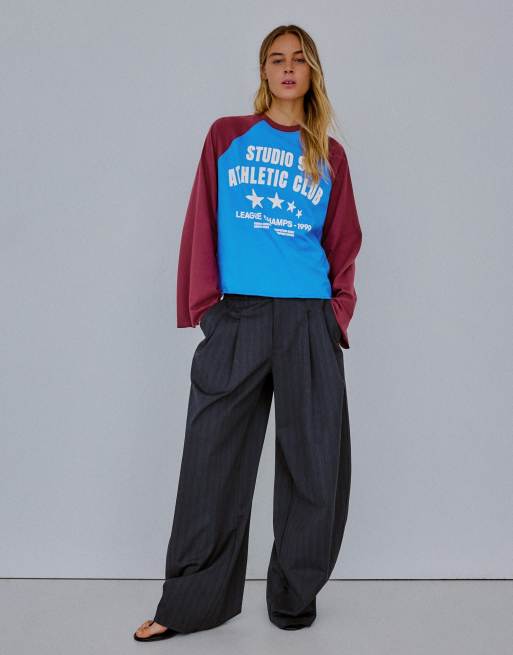 Bershka T-shirt a maniche lunghe con stampa a contrasto e maniche raglan blu, 4 di 5