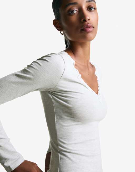 Bershka - T-shirt a maniche lunghe in pizzo grigio chiaro, 3 di 4