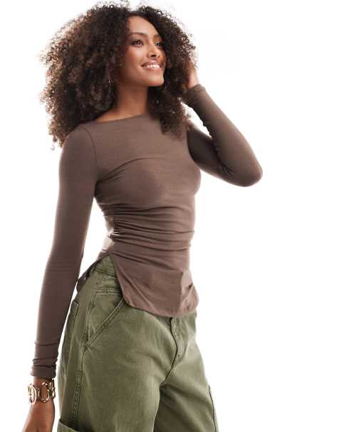 Bershka - T-shirt a maniche lunghe marrone con arricciatura laterale - view 1