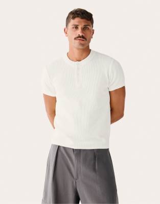 Bershka - T-shirt ajusté à manches courtes et col boutonné - Blanc