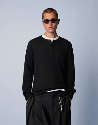 Bershka - T-shirt ajusté à manches longues et col boutonné - Noir