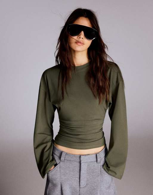 Bershka t-shirt arricciata a maniche lunghe in cachi, 2 di 5