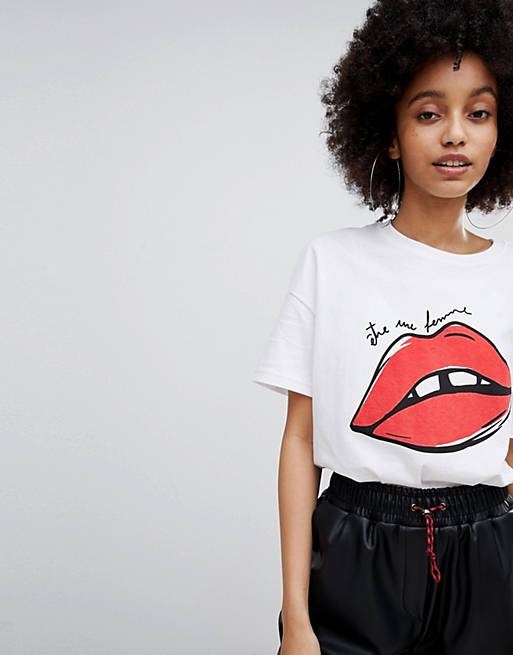 Bershka - T-shirt avec imprimé lèvres