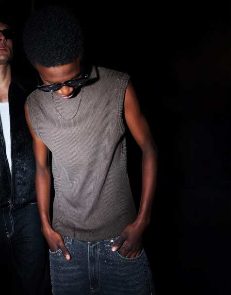 Bershka - T-shirt brodé sans manches - Noir - view 1