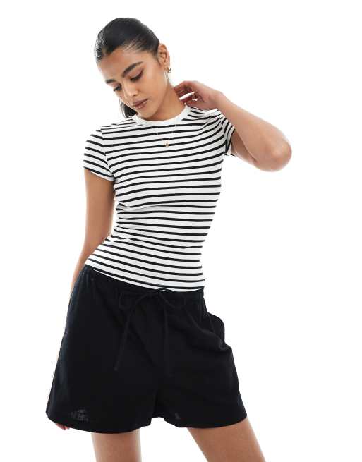 Bershka - T-shirt corta e stretta a righe bianche e blu navy