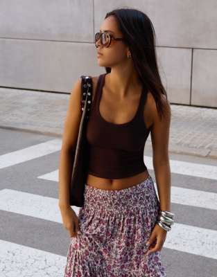 Bershka - T-shirt côtelé sans manches - Marron | ASOS