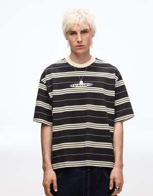 Bershka - T-shirt coupe carrée à manches courtes et imprimé - Gris-Neutre