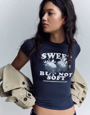 Bershka - T-Shirt in Marineblau mit Print