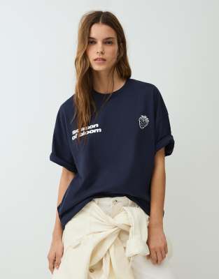 Bershka - T-Shirt in Marineblau mit Print