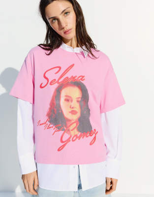 Bershka - T-Shirt in Rosa mit „Selena Gomez"-Print