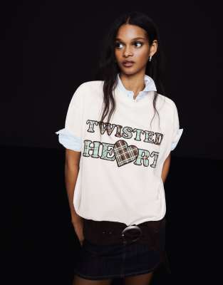 Bershka - T-Shirt in Weiß mit Aufnähern