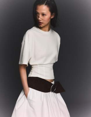 Bershka - T-Shirt in Weiß mit Korsett-Taille