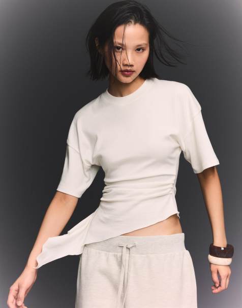 Bershka – T-Shirt in Weiß mit Raffung - view 1