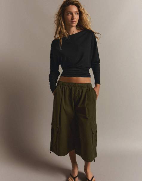 Bershka T-shirt med asymmetrisk hals og lange ærmer i sort - view 1