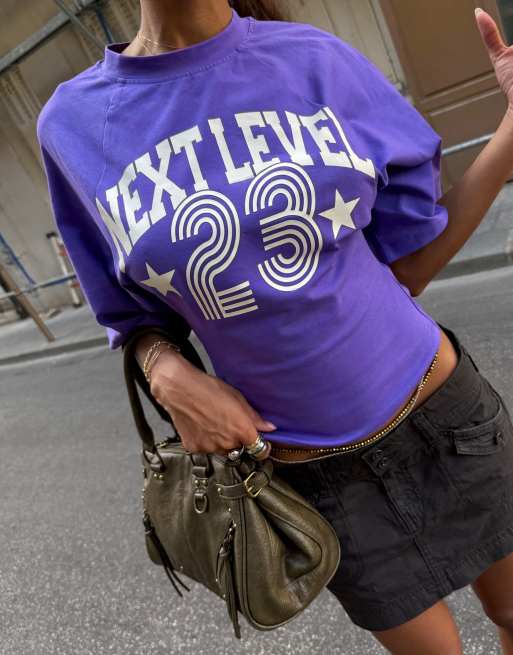 Bershka t-shirt med korsetteffekt och tryck i lila, 3 av 5