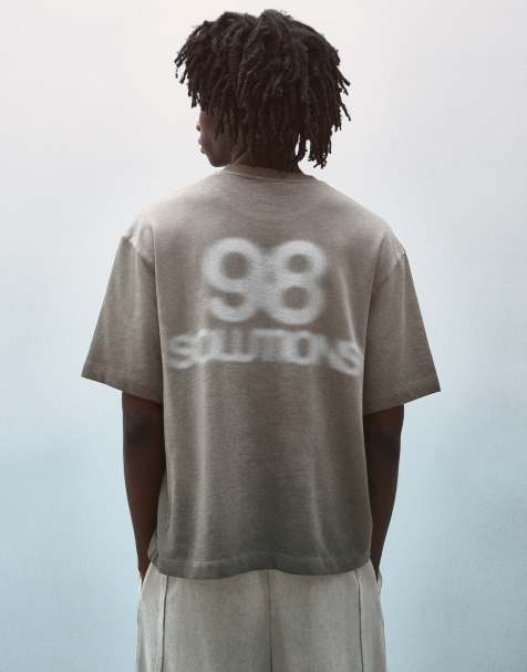 Bershka t-shirt med korta ärmar och tvättad effekt med fleeceprint i grått - view 1