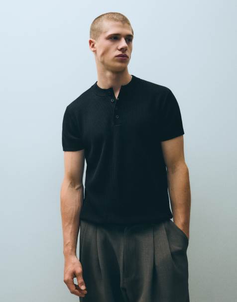 Bershka t-shirt med korta ärmar, smal passform och henley-krage i svart - view 1