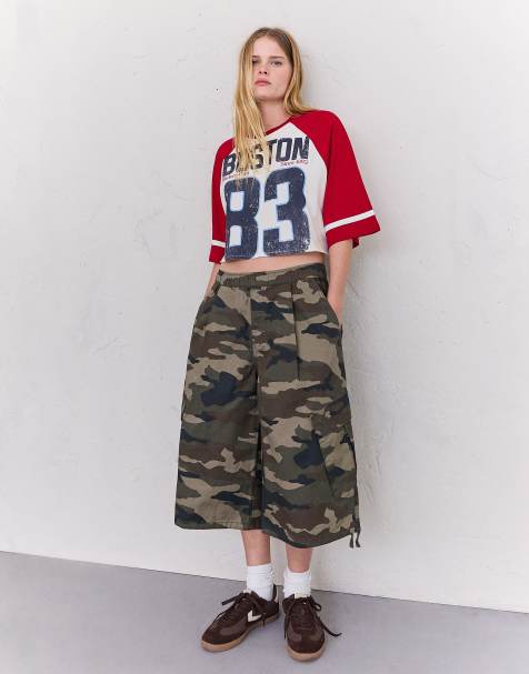 Bershka t-shirt med korta raglanärmar och tryck i vitt - view 1