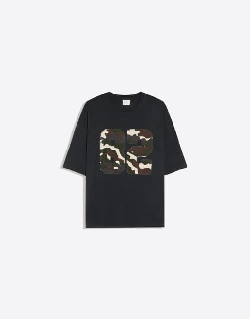 Bershka T-shirt med korte ærmer og patch-print i mørkegrå, 5 af 5