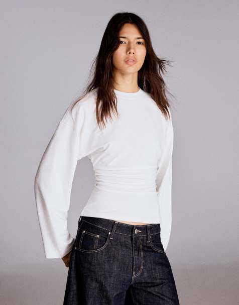 Bershka t-shirt med rynkade detaljer och långa ärmar i vitt - view 1