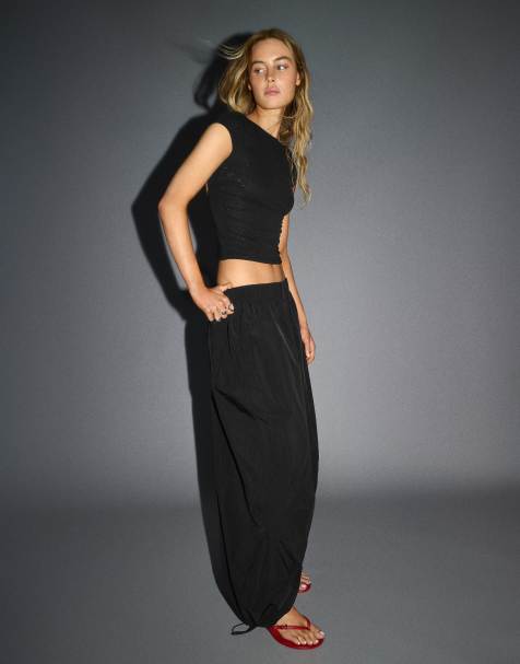 Bershka T-shirt met boothals en knoopdetail op de rug in zwart - view 1