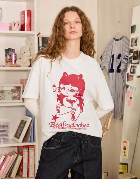 Bershka - T-shirt met korte mouwen en Beabadoobee-print in wit - view 1