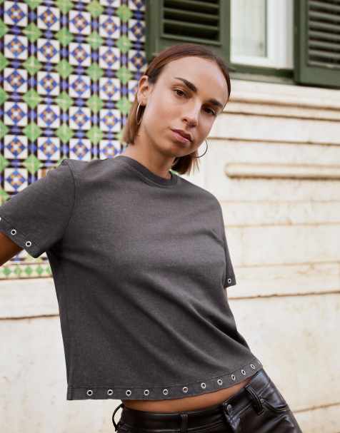 Bershka - T-shirt met korte mouwen en oogjes in bruin - view 1