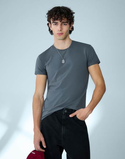 Bershka - T-shirt met korte omgeslagen mouwen in donkergrijs - view 1