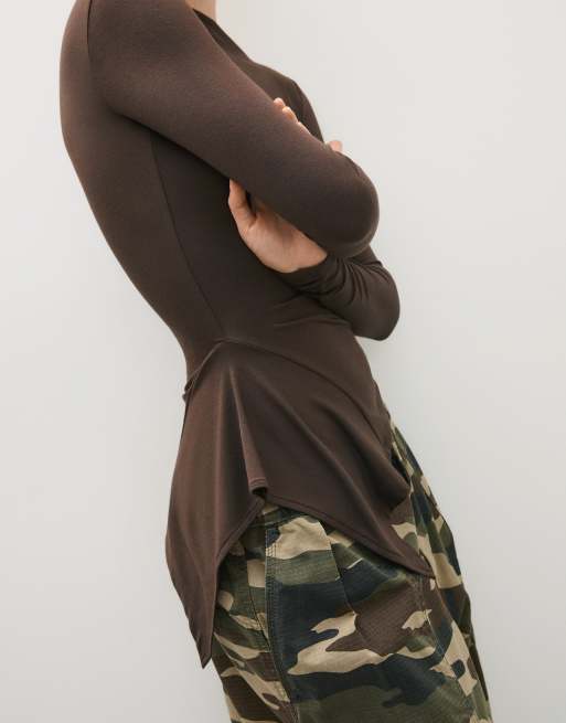 Bershka T-shirt met lange mouwen, asymmetrisch en gerimpeld, bruin, 4 van 5