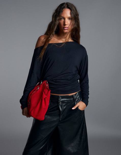 Bershka T-Shirt mit asymmetrischem Ausschnitt und langen Ärmeln in dunklem Denimblau - view 1