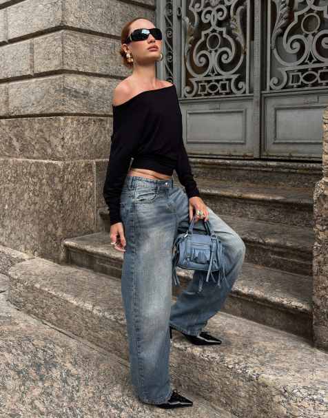Bershka T-Shirt mit asymmetrischem Ausschnitt und langen Ärmeln in Schwarz - view 1