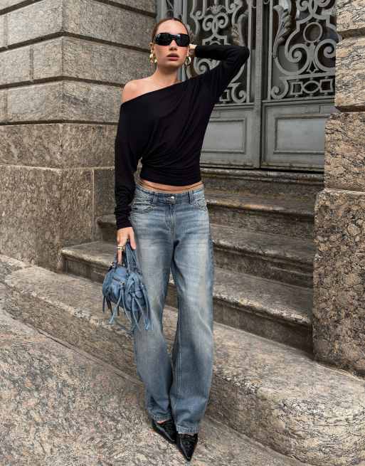 Bershka T-Shirt mit asymmetrischem Ausschnitt und langen Ärmeln in Schwarz, 3 von 5