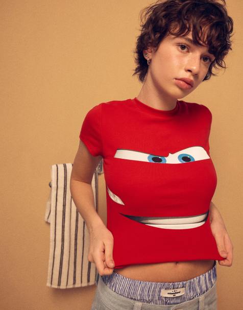 Bershka – T-Shirt mit Auto-Print und kurzen Ärmeln in Rot - view 1