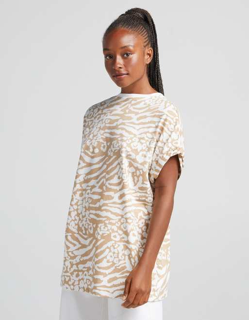 Bershka - T-shirt oversize beige con stampa animalier mista