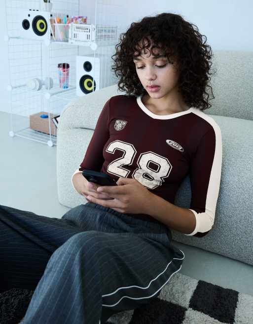 Bershka t-shirt ras de cou imprimé à manches mi-longues bordeaux, 2 de 5