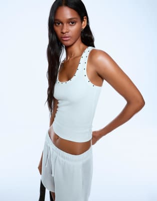 Bershka - T-shirt sans manches clouté - Blanc