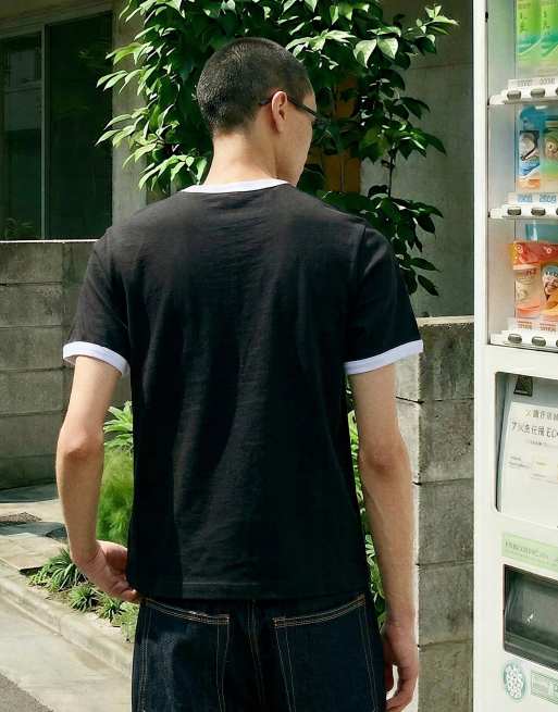 Bershka - T-shirt slim nera con stampa, 3 di 4