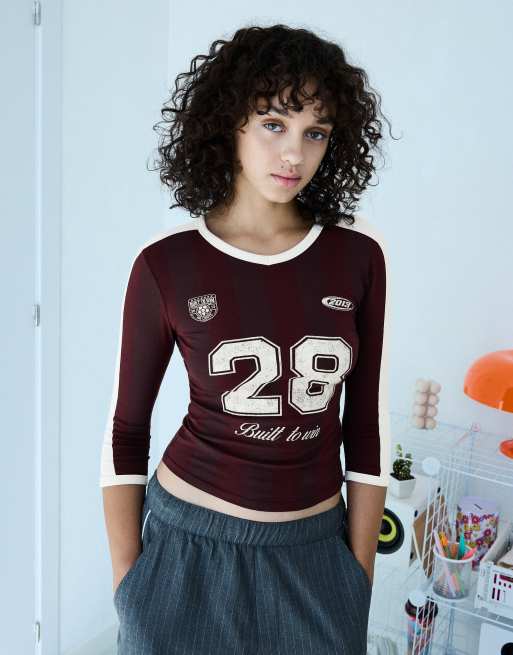 Bershka t-shirt stampata girocollo a maniche a mezza lunghezza color bordeaux, 1 di 5