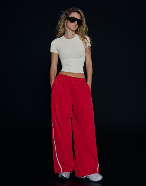 Bershka T-shirt tecnica a maniche corte in kaki - view 1