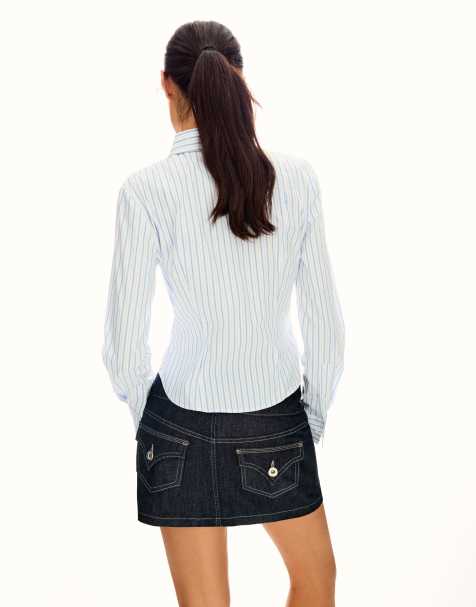 Bershka – Tailliertes Hemd in Jeansblau mit Schlitz - view 1