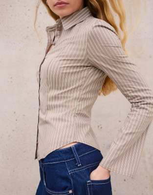 Bershka - Tailliertes Hemd in Kamel mit ausgestellten Ärmeln-Neutral