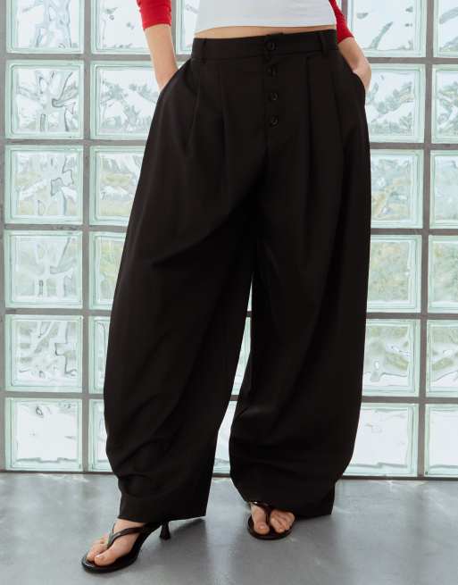 Bershka Tall balloon fit pleated button trousers in black, 4 of 6
