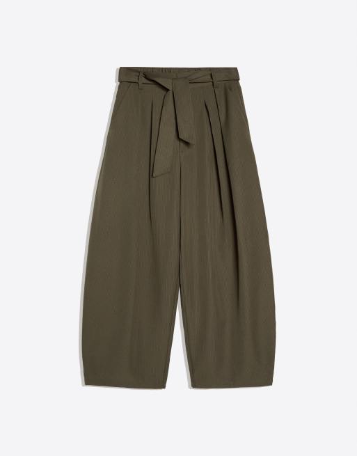 Bershka Tall barrel-bukser med læg og bælte i khaki, 5 af 5