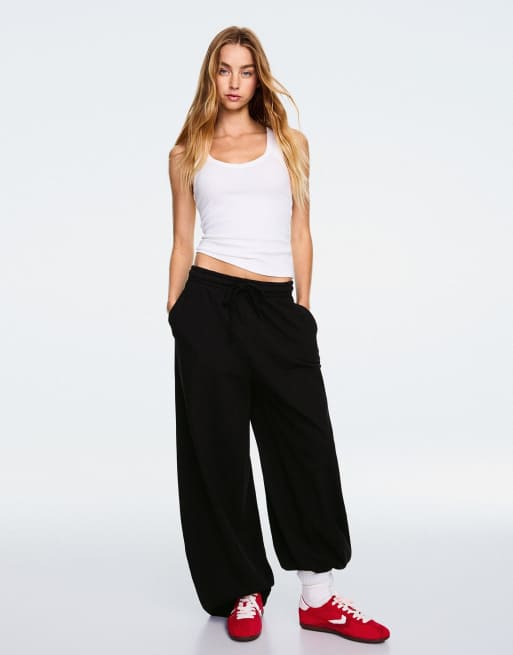 Bershka Tall Barrel-Hose aus Plüsch mit Stoppern in Schwarz, 2 von 6
