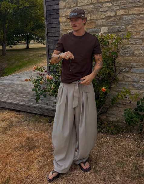 Bershka Tall barrel-leg broek met plooien en riem in beige - view 1