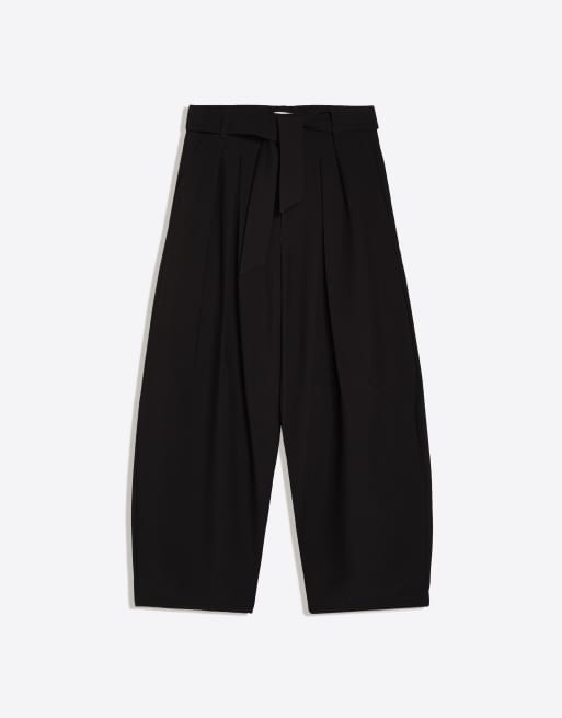 Bershka Tall barrel-leg trousers with darts and belt in black, 5 of 5