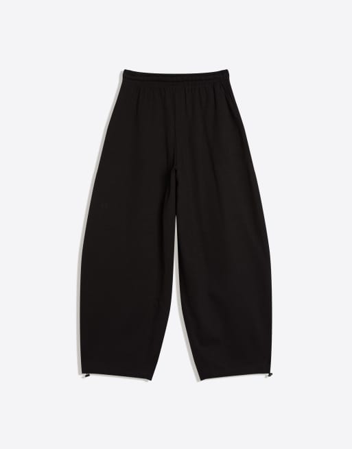 Bershka Tall barrelbyxor i plysch med dragsko i svart, 6 av 6